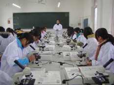 某某中學(xué)在上科學(xué)課程用顯微鏡