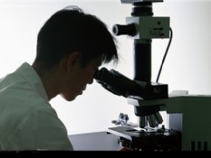 王先生用顯微鏡在做實(shí)驗(yàn)